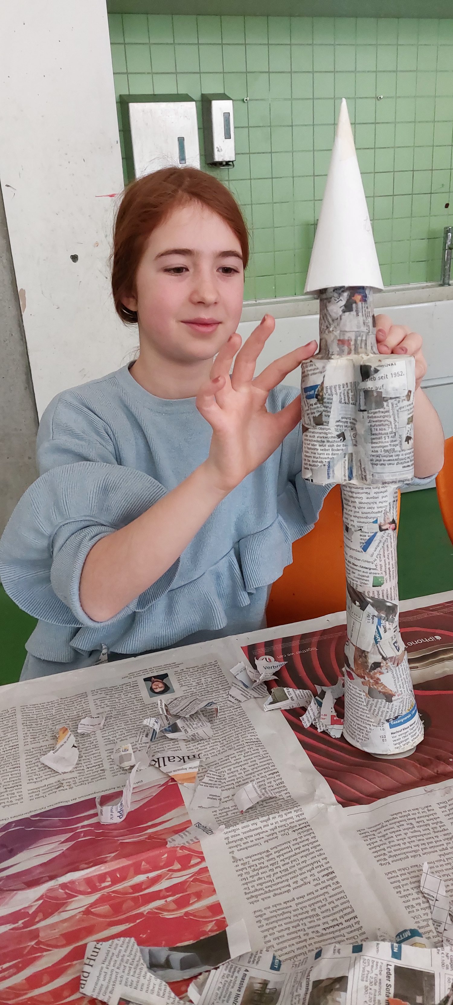 Die Klasse 5b stellte mit Papprollen, Schachteln und Pappmaché Schlösser/Burgen her (fächerübergreifend zum Fach Deutsch Thema: Märchen)