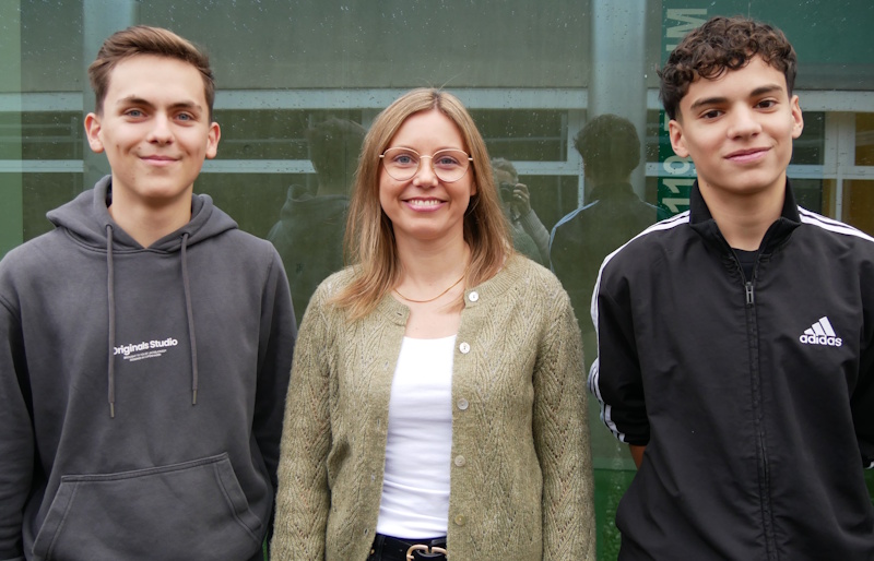 von links nach rechts: Schülersprecher-Stellvertreter Lias Hörner, SMV-Lehrerin Fr. Kirsch, Schülersprecher Arun Chopra